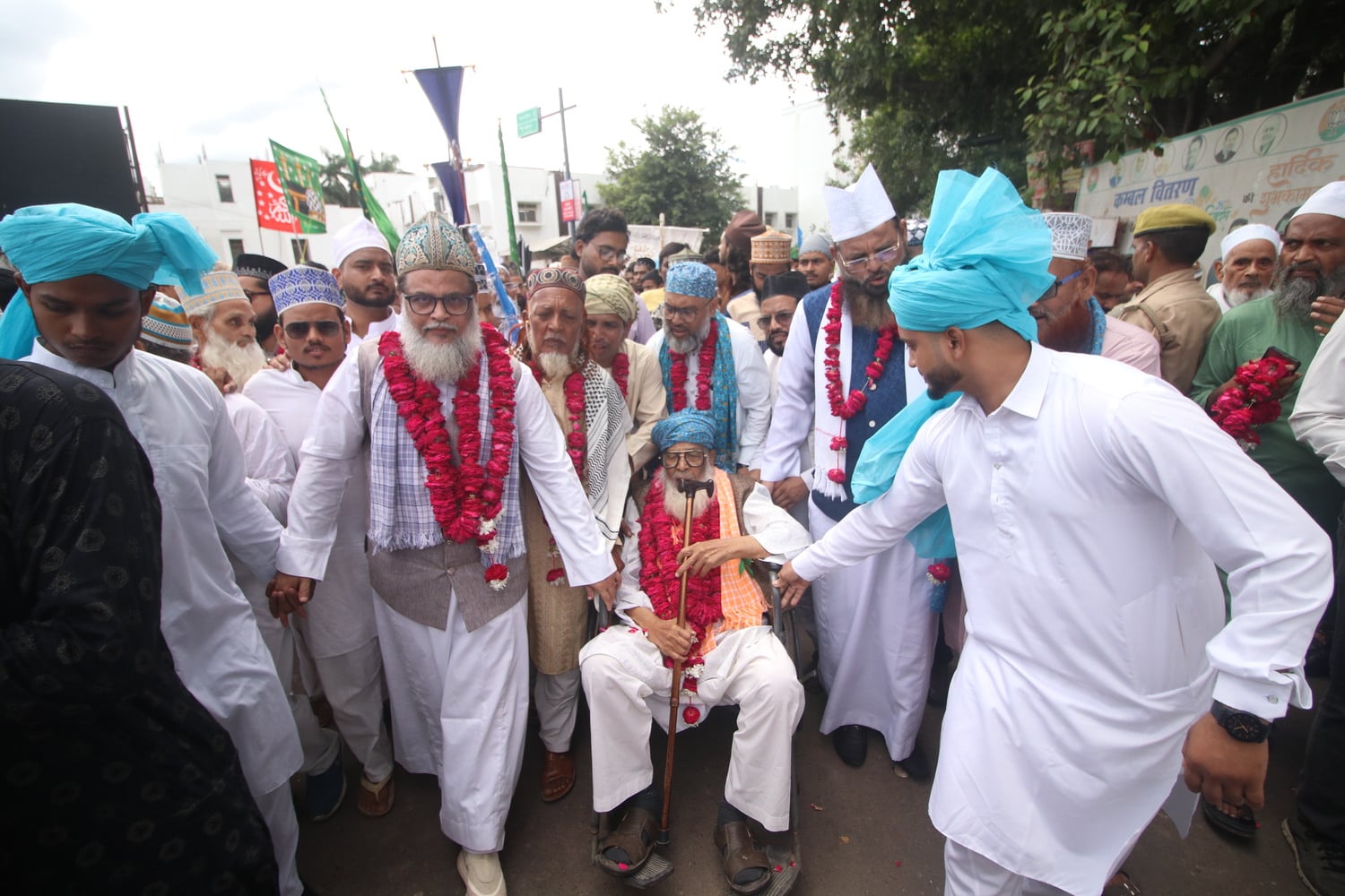 शान-ओ-शौकत से निकला जुलूस-ए-गौसिया
