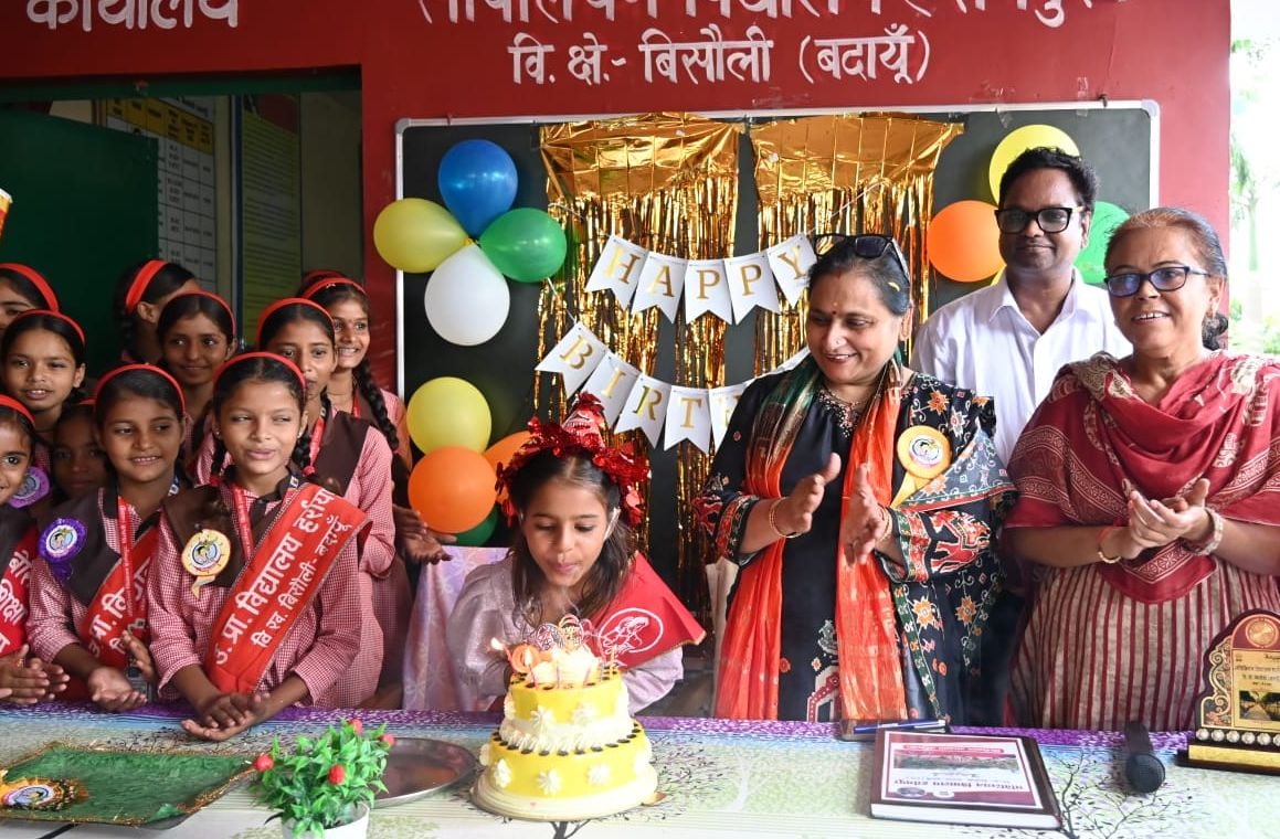 दहगवां में मीना मंच की पदाधिकारी बालिकाओं को संदेश देते हुए। संवाद दहगवां में मीना मंच की पदाधिकारी बालिकाओं को संदेश देते हुए। संवाद