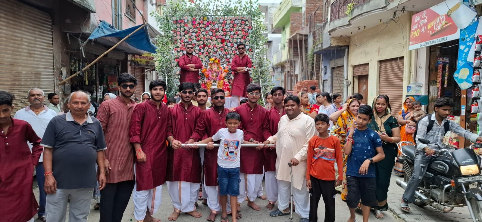 दौराला - श्री गणेश विसर्जन यात्रा में शामिल श्रद्धालु नृत्य करते। स्रोत : आयोजक दौराला - श्री गणेश विसर्जन यात्रा में शामिल श्रद्धालु नृत्य करते। स्रोत : आयोजक