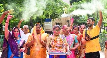 दस दिन तक भक्तों की मनौतियां सुनने के बाद अब बप्पा विदाई की बेला में हैं। दस दिन तक भक्तों की मनौतियां सुनने के बाद अब बप्पा विदाई की बेला में हैं।