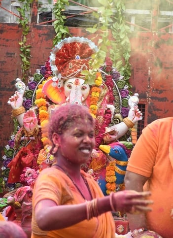 दस दिन तक भक्तों की मनौतियां सुनने के बाद अब बप्पा विदाई की बेला में हैं। दस दिन तक भक्तों की मनौतियां सुनने के बाद अब बप्पा विदाई की बेला में हैं।