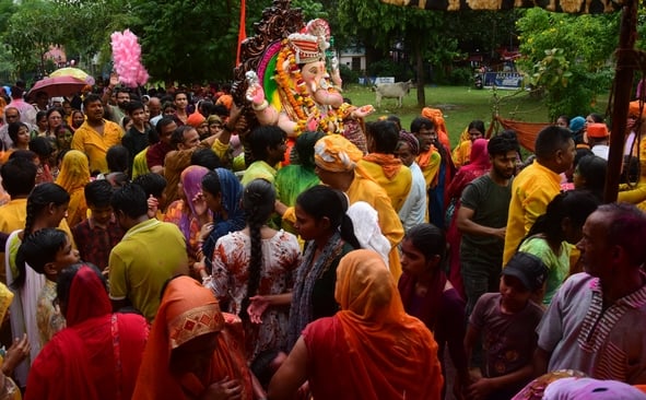 दस दिन तक भक्तों की मनौतियां सुनने के बाद अब बप्पा विदाई की बेला में हैं। दस दिन तक भक्तों की मनौतियां सुनने के बाद अब बप्पा विदाई की बेला में हैं।