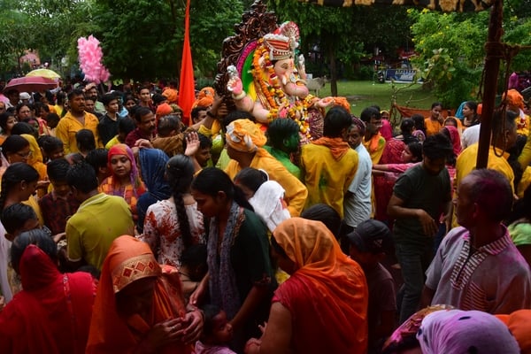 दस दिन तक भक्तों की मनौतियां सुनने के बाद अब बप्पा विदाई की बेला में हैं। दस दिन तक भक्तों की मनौतियां सुनने के बाद अब बप्पा विदाई की बेला में हैं।