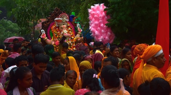 दस दिन तक भक्तों की मनौतियां सुनने के बाद अब बप्पा विदाई की बेला में हैं। दस दिन तक भक्तों की मनौतियां सुनने के बाद अब बप्पा विदाई की बेला में हैं।