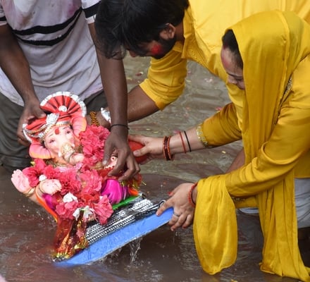 दस दिन तक भक्तों की मनौतियां सुनने के बाद अब बप्पा विदाई की बेला में हैं। दस दिन तक भक्तों की मनौतियां सुनने के बाद अब बप्पा विदाई की बेला में हैं।