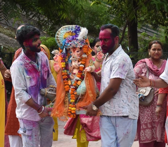 दस दिन तक भक्तों की मनौतियां सुनने के बाद अब बप्पा विदाई की बेला में हैं। दस दिन तक भक्तों की मनौतियां सुनने के बाद अब बप्पा विदाई की बेला में हैं।