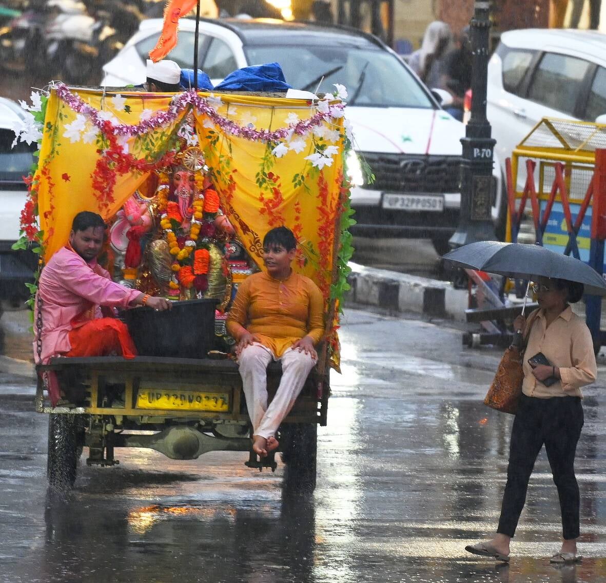 दस दिन तक भक्तों की मनौतियां सुनने के बाद अब बप्पा विदाई की बेला में हैं। दस दिन तक भक्तों की मनौतियां सुनने के बाद अब बप्पा विदाई की बेला में हैं।