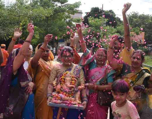 दस दिन तक भक्तों की मनौतियां सुनने के बाद अब बप्पा विदाई की बेला में हैं। दस दिन तक भक्तों की मनौतियां सुनने के बाद अब बप्पा विदाई की बेला में हैं।