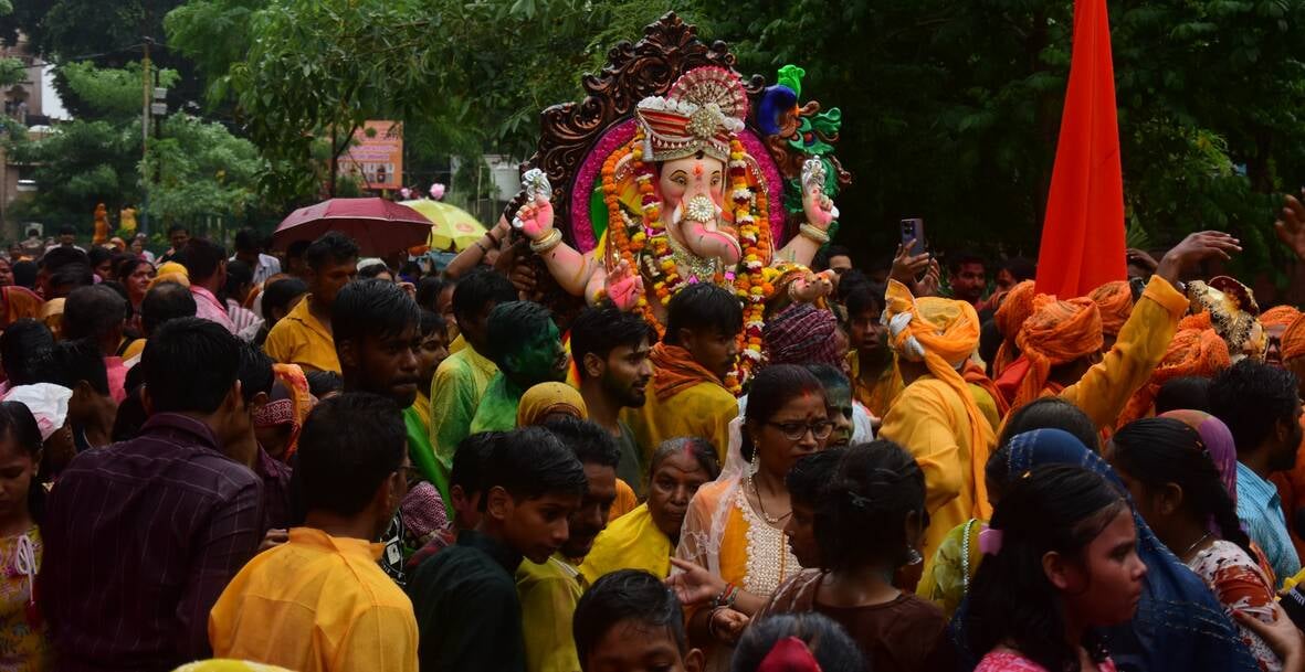 दस दिन तक भक्तों की मनौतियां सुनने के बाद अब बप्पा विदाई की बेला में हैं। दस दिन तक भक्तों की मनौतियां सुनने के बाद अब बप्पा विदाई की बेला में हैं।