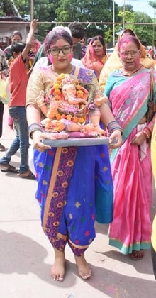 दस दिन तक भक्तों की मनौतियां सुनने के बाद अब बप्पा विदाई की बेला में हैं। दस दिन तक भक्तों की मनौतियां सुनने के बाद अब बप्पा विदाई की बेला में हैं।