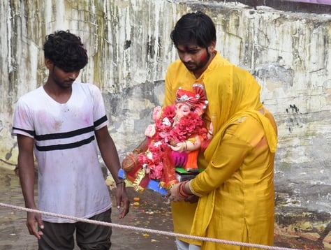 दस दिन तक भक्तों की मनौतियां सुनने के बाद अब बप्पा विदाई की बेला में हैं। दस दिन तक भक्तों की मनौतियां सुनने के बाद अब बप्पा विदाई की बेला में हैं।