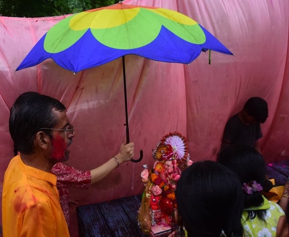 दस दिन तक भक्तों की मनौतियां सुनने के बाद अब बप्पा विदाई की बेला में हैं। दस दिन तक भक्तों की मनौतियां सुनने के बाद अब बप्पा विदाई की बेला में हैं।