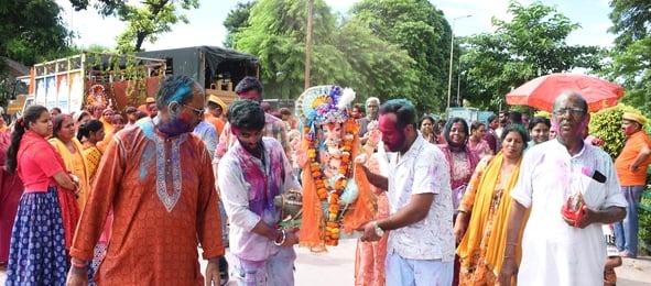 दस दिन तक भक्तों की मनौतियां सुनने के बाद अब बप्पा विदाई की बेला में हैं। दस दिन तक भक्तों की मनौतियां सुनने के बाद अब बप्पा विदाई की बेला में हैं।