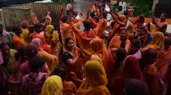 दस दिन तक भक्तों की मनौतियां सुनने के बाद अब बप्पा विदाई की बेला में हैं। दस दिन तक भक्तों की मनौतियां सुनने के बाद अब बप्पा विदाई की बेला में हैं।