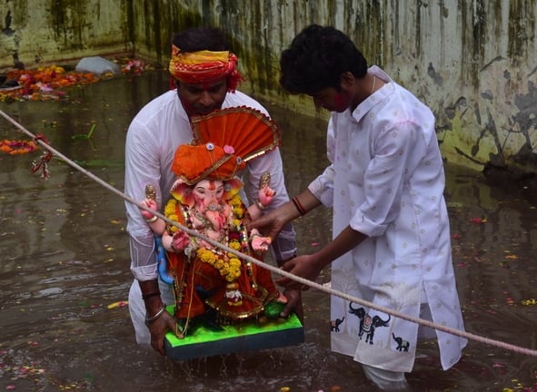 दस दिन तक भक्तों की मनौतियां सुनने के बाद अब बप्पा विदाई की बेला में हैं। दस दिन तक भक्तों की मनौतियां सुनने के बाद अब बप्पा विदाई की बेला में हैं।