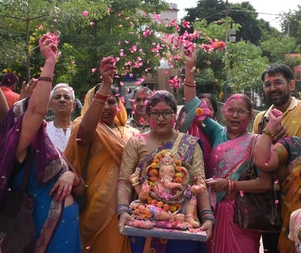 दस दिन तक भक्तों की मनौतियां सुनने के बाद अब बप्पा विदाई की बेला में हैं। दस दिन तक भक्तों की मनौतियां सुनने के बाद अब बप्पा विदाई की बेला में हैं।