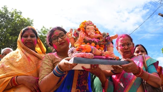 दस दिन तक भक्तों की मनौतियां सुनने के बाद अब बप्पा विदाई की बेला में हैं। दस दिन तक भक्तों की मनौतियां सुनने के बाद अब बप्पा विदाई की बेला में हैं।