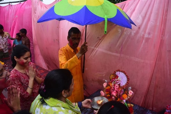 दस दिन तक भक्तों की मनौतियां सुनने के बाद अब बप्पा विदाई की बेला में हैं। दस दिन तक भक्तों की मनौतियां सुनने के बाद अब बप्पा विदाई की बेला में हैं।
