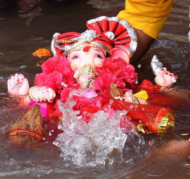 दस दिन तक भक्तों की मनौतियां सुनने के बाद अब बप्पा विदाई की बेला में हैं। दस दिन तक भक्तों की मनौतियां सुनने के बाद अब बप्पा विदाई की बेला में हैं।