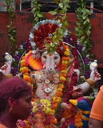 दस दिन तक भक्तों की मनौतियां सुनने के बाद अब बप्पा विदाई की बेला में हैं। दस दिन तक भक्तों की मनौतियां सुनने के बाद अब बप्पा विदाई की बेला में हैं।