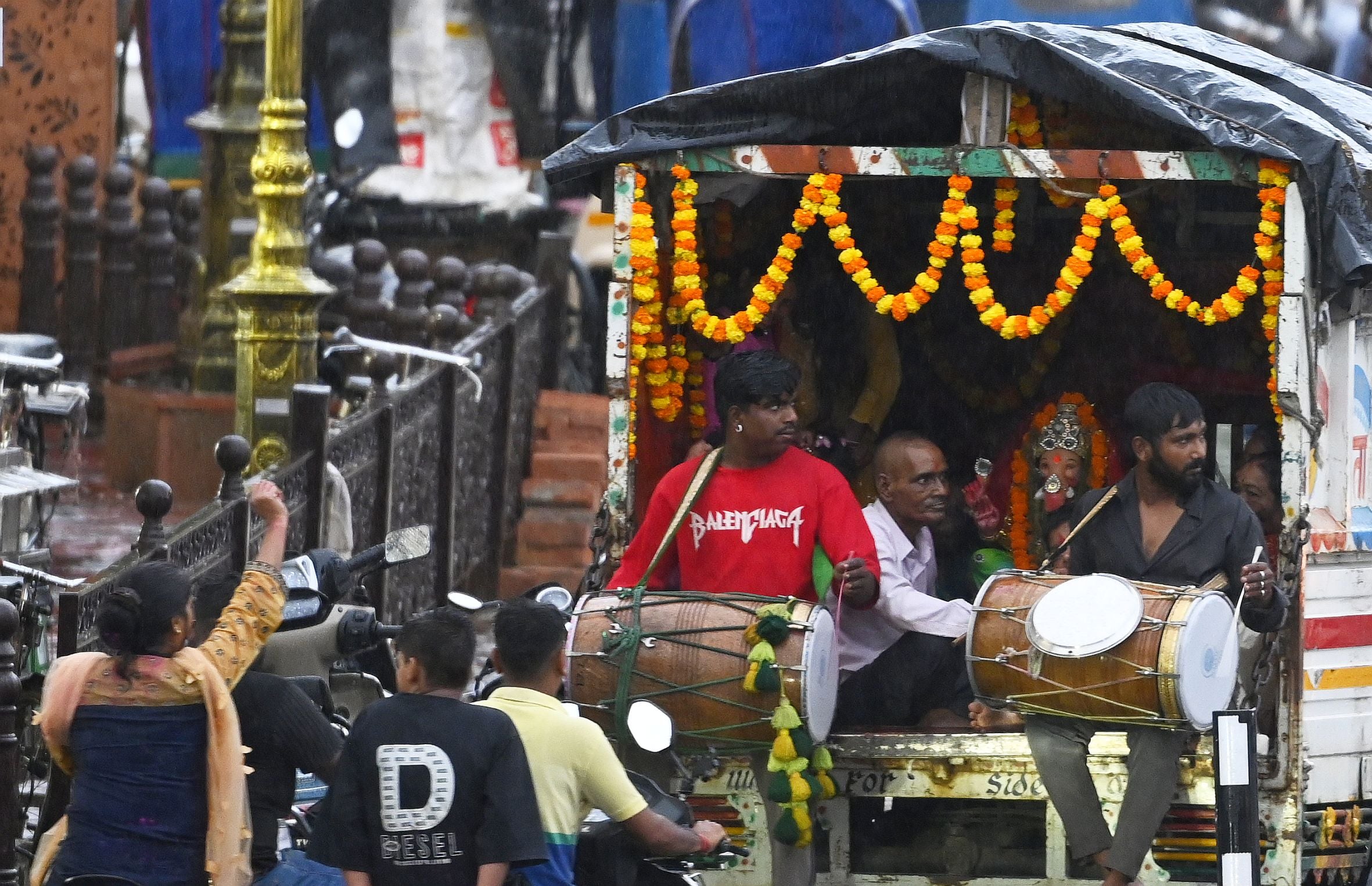दस दिन तक भक्तों की मनौतियां सुनने के बाद अब बप्पा विदाई की बेला में हैं। दस दिन तक भक्तों की मनौतियां सुनने के बाद अब बप्पा विदाई की बेला में हैं।