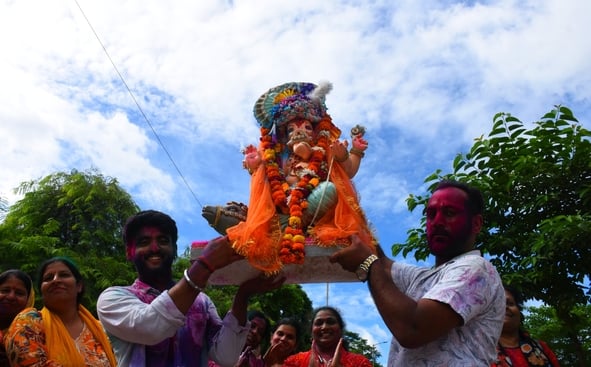 दस दिन तक भक्तों की मनौतियां सुनने के बाद अब बप्पा विदाई की बेला में हैं। दस दिन तक भक्तों की मनौतियां सुनने के बाद अब बप्पा विदाई की बेला में हैं।