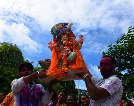 दस दिन तक भक्तों की मनौतियां सुनने के बाद अब बप्पा विदाई की बेला में हैं। दस दिन तक भक्तों की मनौतियां सुनने के बाद अब बप्पा विदाई की बेला में हैं।