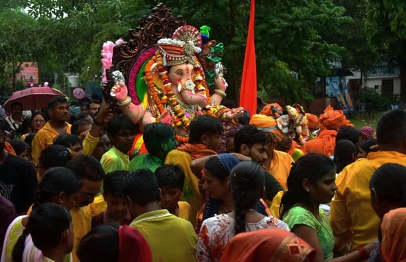 दस दिन तक भक्तों की मनौतियां सुनने के बाद अब बप्पा विदाई की बेला में हैं। दस दिन तक भक्तों की मनौतियां सुनने के बाद अब बप्पा विदाई की बेला में हैं।