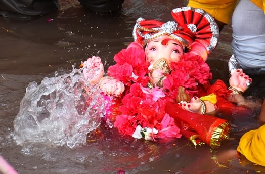 दस दिन तक भक्तों की मनौतियां सुनने के बाद अब बप्पा विदाई की बेला में हैं। दस दिन तक भक्तों की मनौतियां सुनने के बाद अब बप्पा विदाई की बेला में हैं।
