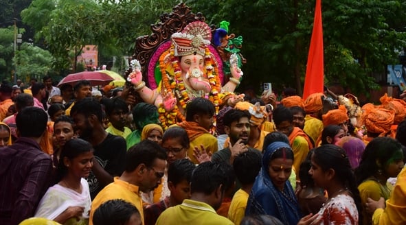 दस दिन तक भक्तों की मनौतियां सुनने के बाद अब बप्पा विदाई की बेला में हैं। दस दिन तक भक्तों की मनौतियां सुनने के बाद अब बप्पा विदाई की बेला में हैं।