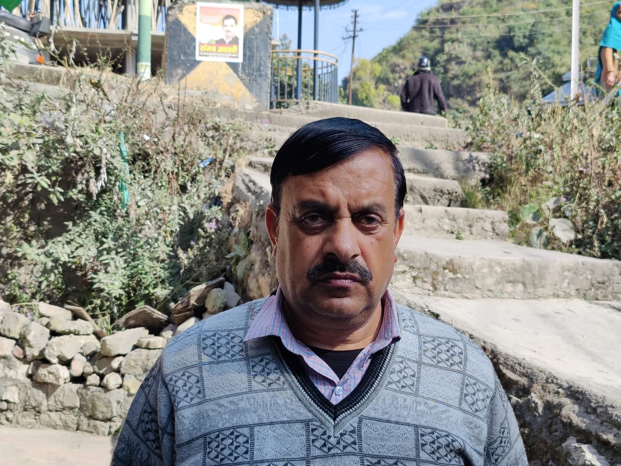 दाड़लाघाट बाजार में सड़क किनारे खड़े वाहन। (संवाद) दाड़लाघाट बाजार में सड़क किनारे खड़े वाहन। (संवाद)