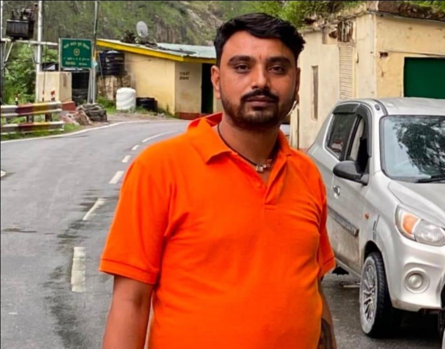 दाड़लाघाट बाजार में सड़क किनारे खड़े वाहन। (संवाद) दाड़लाघाट बाजार में सड़क किनारे खड़े वाहन। (संवाद)