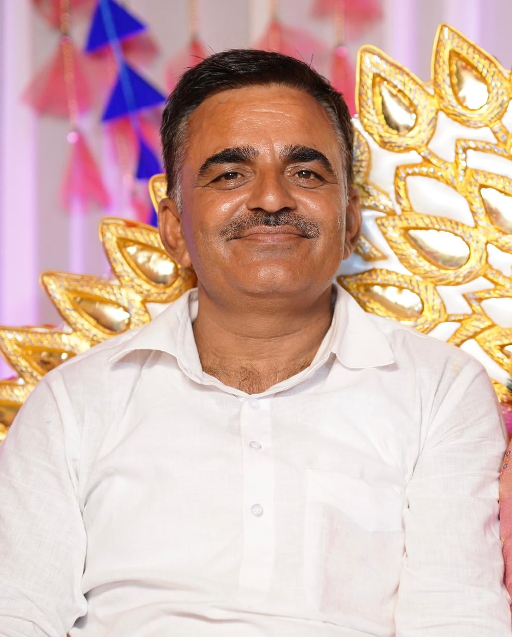 दाड़लाघाट बाजार में सड़क किनारे खड़े वाहन। (संवाद) दाड़लाघाट बाजार में सड़क किनारे खड़े वाहन। (संवाद)