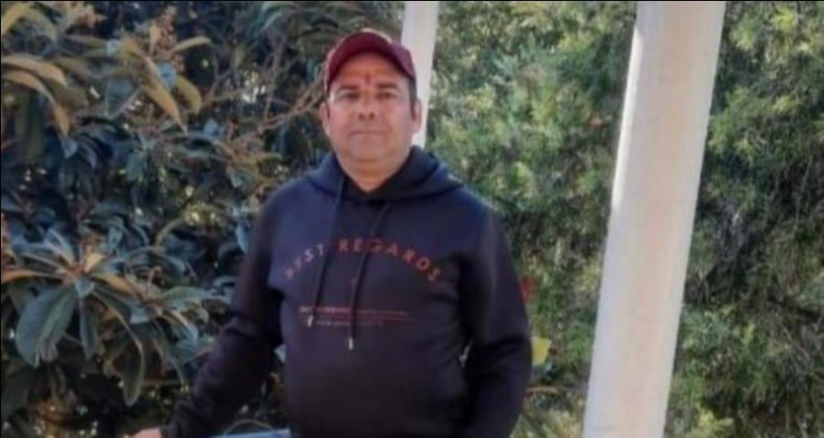 दाड़लाघाट बाजार में सड़क किनारे खड़े वाहन। (संवाद) दाड़लाघाट बाजार में सड़क किनारे खड़े वाहन। (संवाद)