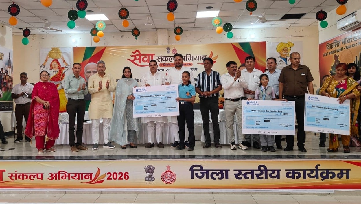 विजेता विद्यार्थियों को चेक देकर सम्मानित करते मुख्यातिथि व अधिकारी। विज्ञप्ति विजेता विद्यार्थियों को चेक देकर सम्मानित करते मुख्यातिथि व अधिकारी। विज्ञप्ति