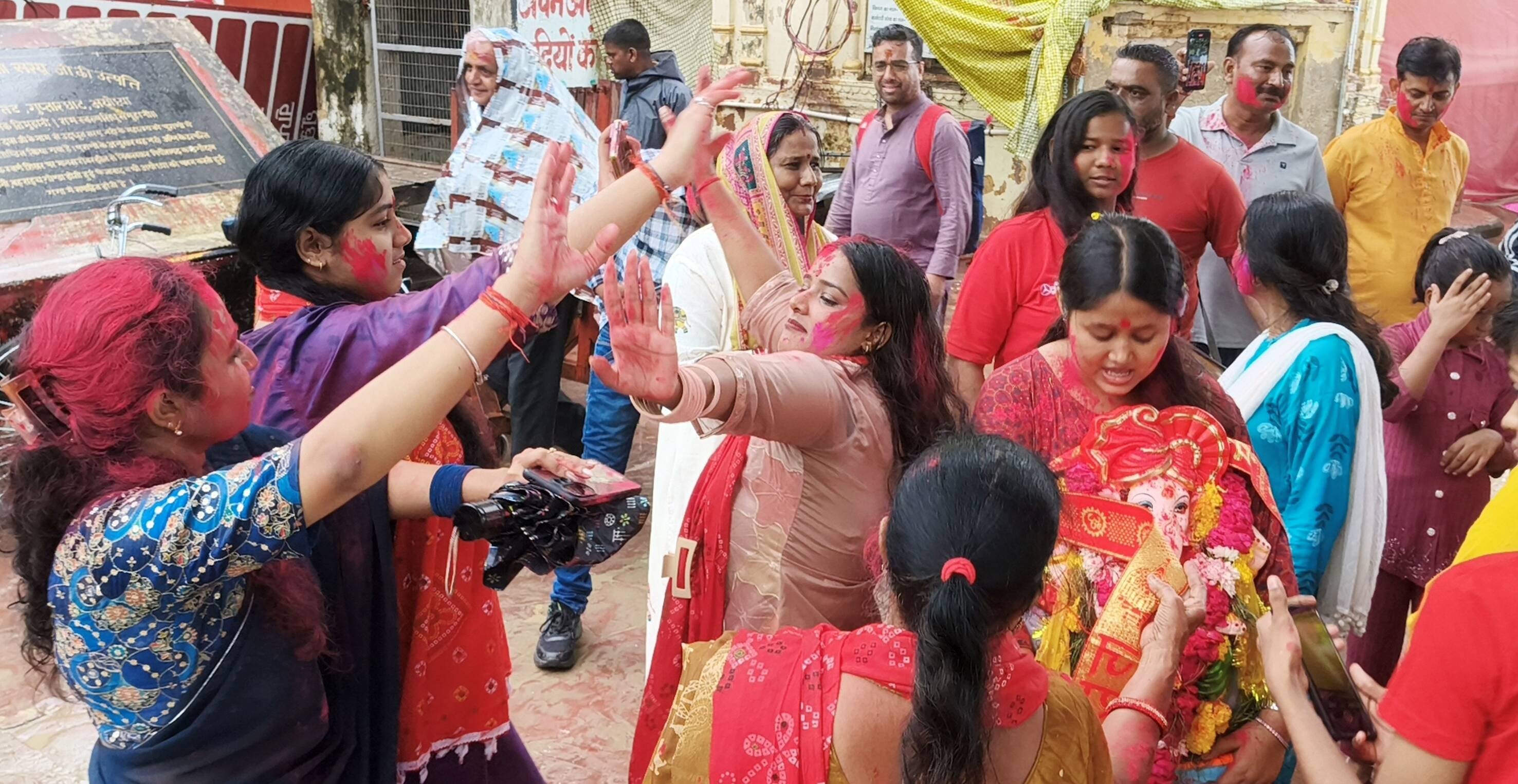 विसर्जन के लिए पहुंचे श्रद्धालु। विसर्जन के लिए पहुंचे श्रद्धालु।