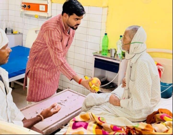 विश्व फार्मासिस्ट दिवस पर वृद्धाश्रम व अस्पताल में बांटे गए फल। संवाद