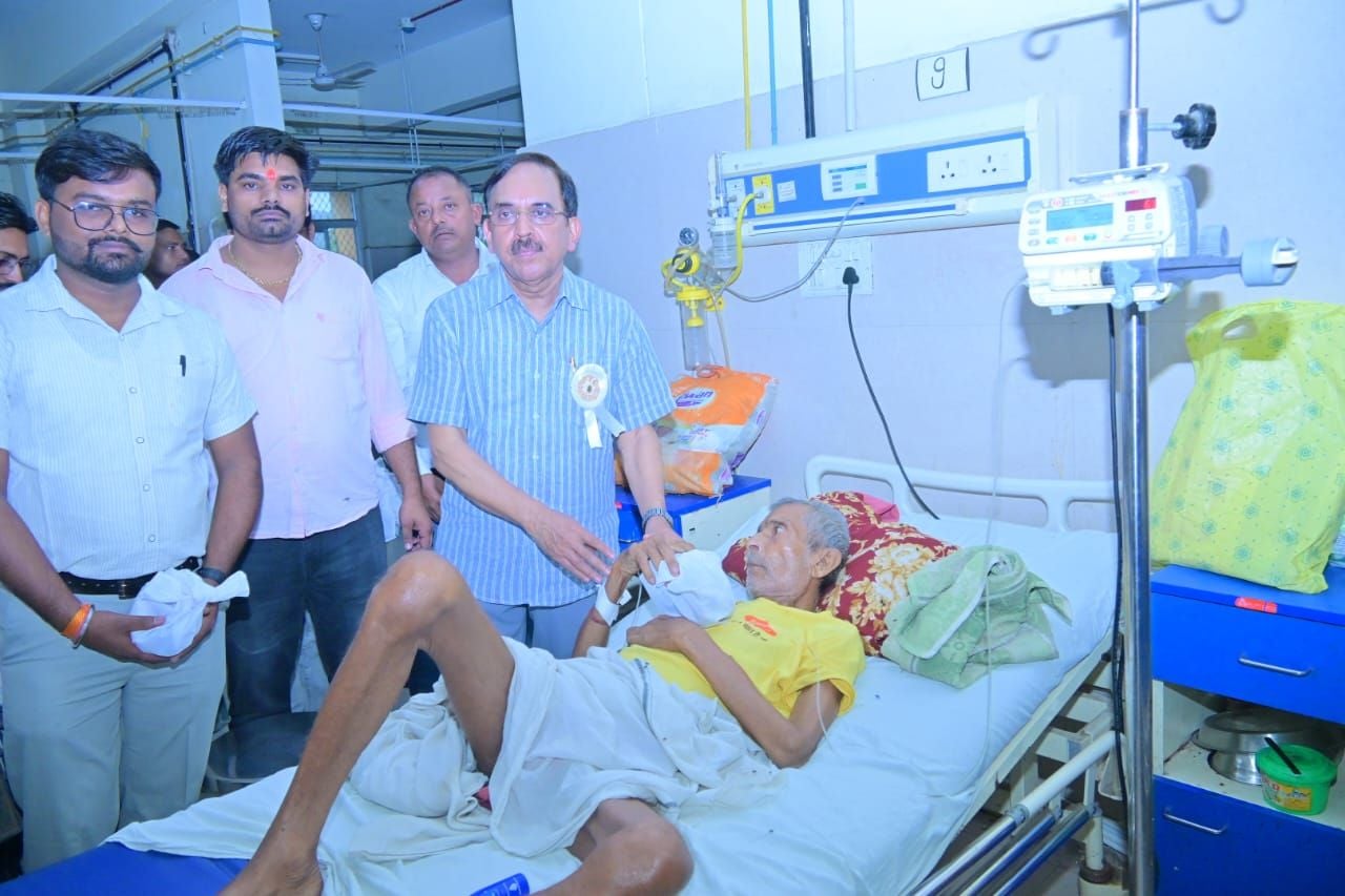 विश्व फार्मासिस्ट दिवस पर वृद्धाश्रम व अस्पताल में बांटे गए फल। संवाद