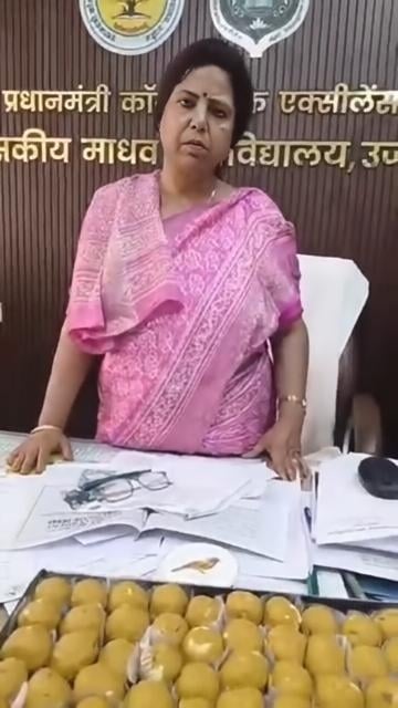 आरती कर किया ऐसा प्रदर्शन