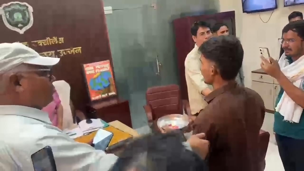 आरती कर किया ऐसा प्रदर्शन