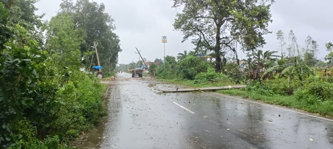 आंधी-बारिश से जिलेभर में पोल व लाइन टूटने से ठप हो गई बिजली आपूर्ति की व्यवस्था। संवाद आंधी-बारिश से जिलेभर में पोल व लाइन टूटने से ठप हो गई बिजली आपूर्ति की व्यवस्था। संवाद