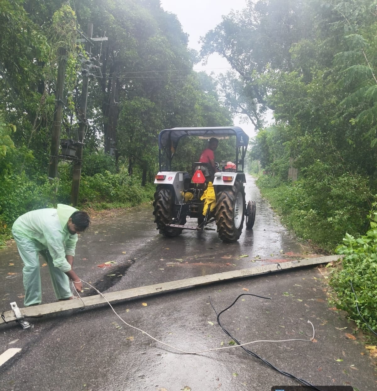 आंधी-बारिश से जिलेभर में पोल व लाइन टूटने से ठप हो गई बिजली आपूर्ति की व्यवस्था। संवाद आंधी-बारिश से जिलेभर में पोल व लाइन टूटने से ठप हो गई बिजली आपूर्ति की व्यवस्था। संवाद