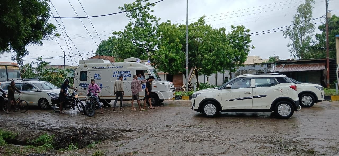 आंधी-बारिश से जिलेभर में पोल व लाइन टूटने से ठप हो गई बिजली आपूर्ति की व्यवस्था। संवाद आंधी-बारिश से जिलेभर में पोल व लाइन टूटने से ठप हो गई बिजली आपूर्ति की व्यवस्था। संवाद