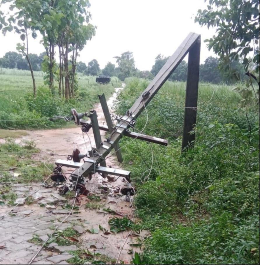 आंधी-बारिश से जिलेभर में पोल व लाइन टूटने से ठप हो गई बिजली आपूर्ति की व्यवस्था। संवाद आंधी-बारिश से जिलेभर में पोल व लाइन टूटने से ठप हो गई बिजली आपूर्ति की व्यवस्था। संवाद