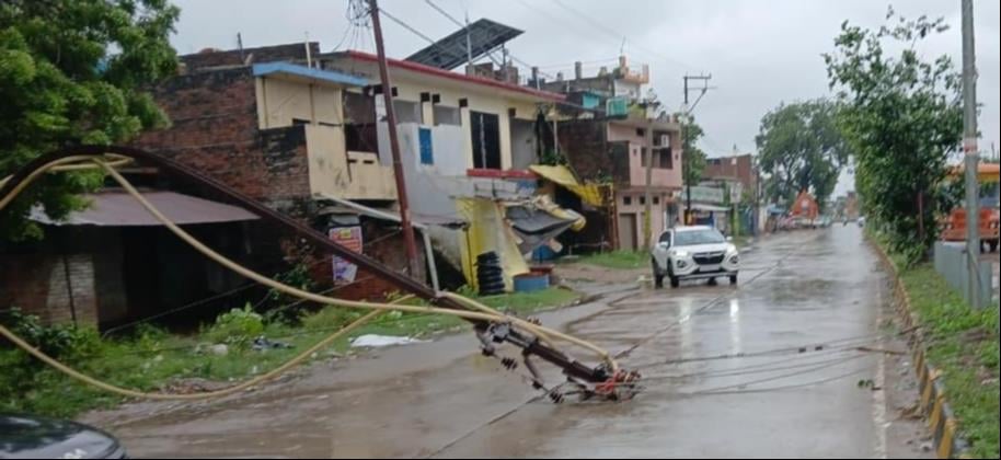 आंधी-बारिश से जिलेभर में पोल व लाइन टूटने से ठप हो गई बिजली आपूर्ति की व्यवस्था। संवाद आंधी-बारिश से जिलेभर में पोल व लाइन टूटने से ठप हो गई बिजली आपूर्ति की व्यवस्था। संवाद