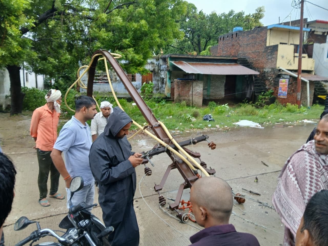 आंधी-बारिश से जिलेभर में पोल व लाइन टूटने से ठप हो गई बिजली आपूर्ति की व्यवस्था। संवाद आंधी-बारिश से जिलेभर में पोल व लाइन टूटने से ठप हो गई बिजली आपूर्ति की व्यवस्था। संवाद