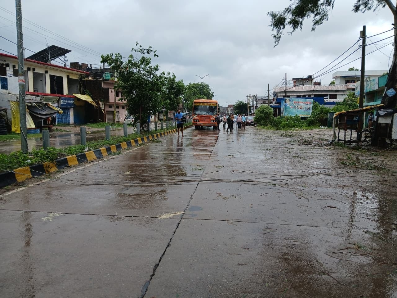 आंधी-बारिश से जिलेभर में पोल व लाइन टूटने से ठप हो गई बिजली आपूर्ति की व्यवस्था। संवाद आंधी-बारिश से जिलेभर में पोल व लाइन टूटने से ठप हो गई बिजली आपूर्ति की व्यवस्था। संवाद