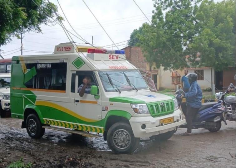 आंधी-बारिश से जिलेभर में पोल व लाइन टूटने से ठप हो गई बिजली आपूर्ति की व्यवस्था। संवाद आंधी-बारिश से जिलेभर में पोल व लाइन टूटने से ठप हो गई बिजली आपूर्ति की व्यवस्था। संवाद