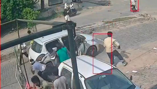 अनाज मंडी रोड पर एक्सचेंज के पास दो गुटों में हुए झगड़े में तोड़ी गई कार:संवाद अनाज मंडी रोड पर एक्सचेंज के पास दो गुटों में हुए झगड़े में तोड़ी गई कार:संवाद