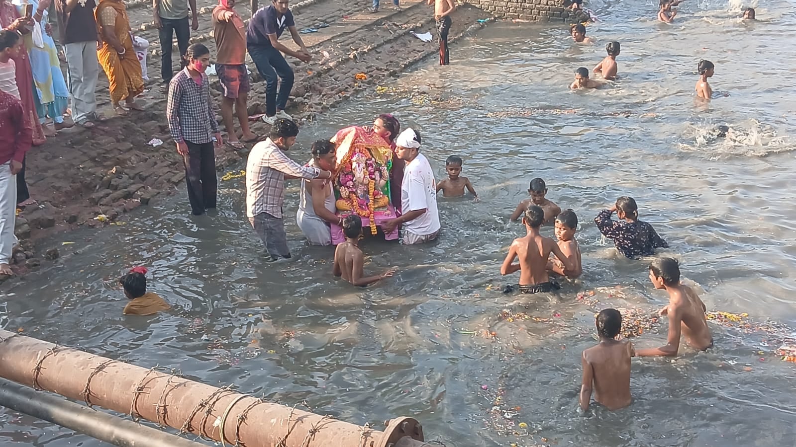 भगवान गणेश की प्रतिमा का विसर्जन करते श्रद्धालु। संवाद भगवान गणेश की प्रतिमा का विसर्जन करते श्रद्धालु। संवाद